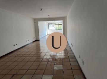 02e745543c691115f9341197d074b832d41308df · Prédio em três pavimentos, em terreno retangular plano em Bela Vista, A área do terreno tem 149m², c