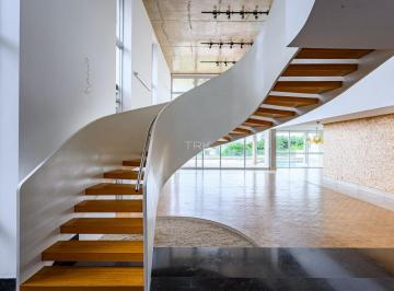 Casa · 610m² · 4 Quartos · O salão chamou a moderna escada para dançar um clássico. Ela topou Schubert.