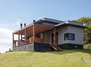 Casa · 225m² · 2 Quartos · 4 Vagas · Casa de 225m² com 2 suítes em Rancho Queimado
