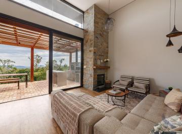 Casa · 225m² · 3 Quartos · 4 Vagas · Casa de 225m² com 2 suítes em Rancho Queimado