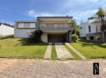 Casa · 160m² · 3 Quartos · 2 Vagas · Casa em condomínio de Alto Padrão
