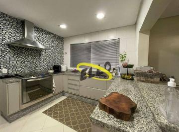 558a79c38f559e6c7d23934ac9e949e177ec8d9f · Belíssima Casa com Excelentes Acabamentos e Repleta de Armários, em Condomínio Fechado!
