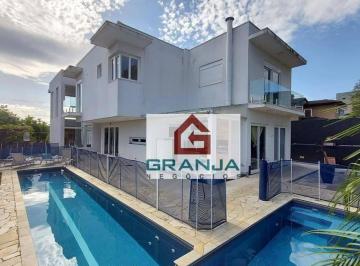 6942895b4f81b734ba0b49518f4e9e2a1fddff1d · Golf Village / Moderna e naturalmente iluminada