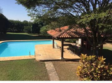 Foto 01 · COM AT DE 10 MIL m²  ESTA ÓTIMA CASA DE CAMPO  MOBILIADA PARA LOCAÇÃO NO LOTEAMENTO CHÁCARA MORADA M
