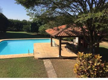 Foto 01 · COM AT DE 10 MIL m² ESTA ÓTIMA CASA DE CAMPO MOBILIADA PARA LOCAÇÃO NO LOTEAMENTO CHÁCARA MORADA M
