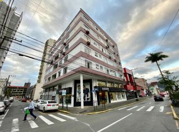 2023/05/a7ef63ff697ffc1608db1ba9db40e8fa.jpg · Amplo apartamento para locação no Centro de Joinville