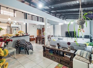Casa · 240m² · 4 Quartos · 4 Vagas · Casa a venda com 4 dormitórios e grande terreno no centro da Vila Nova.