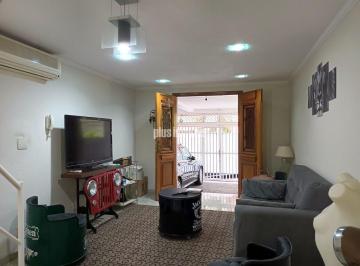 Casa · 142m² · 3 Quartos · 2 Vagas · Impecável sobrado localizado em rua muito arborizada e sem saída