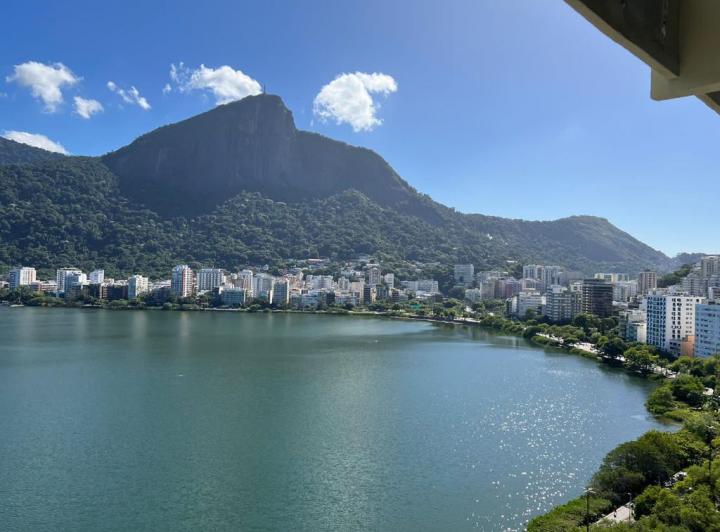 Foto do imóvel - Sala em dois ambientes, piso em madeira com sinteco novo, split
