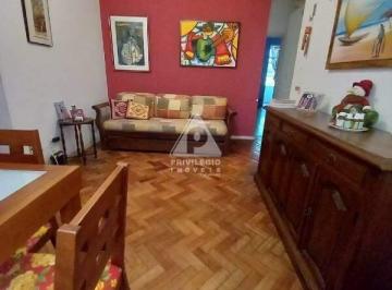 Sala · Apartamento de 2 quartos na Glória disponível para venda Sala ampla clara e arejada, 2 quartos, cozi
