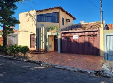 Casa · 220m² · 2 Quartos · 4 Vagas · Casa espaçosa localização privilegiada