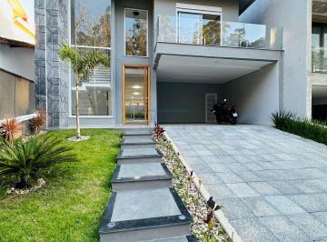 Casa · 250m² · 3 Quartos · 4 Vagas · Mosaico da Serra - Casa sobrado em condomínio fechado com 3 suítes e piscina aquecida.