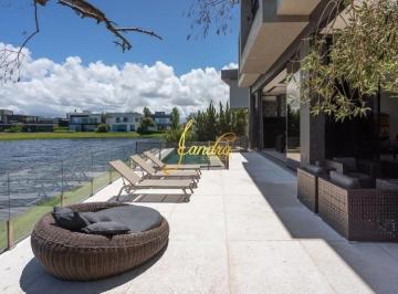 Casa · 511m² · 6 Quartos · 2 Vagas · Sobrado Com 06 suítes Beira Lago, mobiliado e decorado com piscina em concreto aquecida