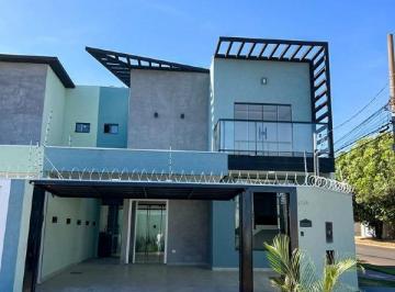 Casa · 136m² · 3 Quartos · 2 Vagas · Sobrado imponente com arquitetura Moderna no Monte Castelo