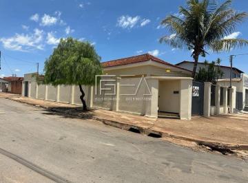 Casa · 303m² · 4 Quartos · 3 Vagas · Espaço dos Seus Sonhos: Casa com Cômodos Amplos, Duas Entradas de Garagem e Possibilidade de Escritó