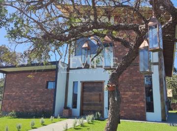 Casa · 517m² · 4 Quartos · 2 Vagas · Excelente casa estilo colonial de 4 quartos com suíte no condomínio Estância da Cachoeira em Casa Br