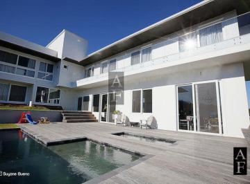 Casa · 491m² · 5 Quartos · 3 Vagas · Casa com 5 suítes com Vista para o Mar