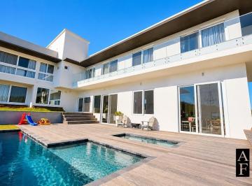 Casa · 491m² · 5 Quartos · 3 Vagas · Casa com 5 suítes com Vista para o Mar