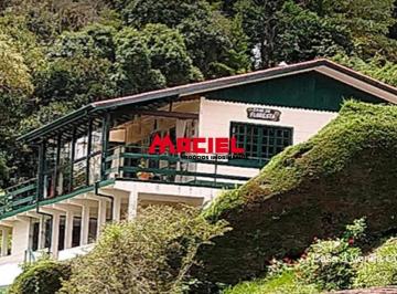Casa · 350m² · 4 Quartos · 6 Vagas · Casa Padrão em Campos do Jordao