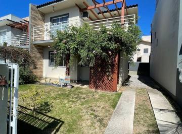 Casa · 111m² · 3 Quartos · 2 Vagas · Casa para alugar no bairro Ambrósio - Garopaba/SC