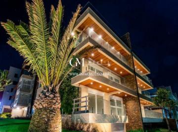 Apartamento · 367m² · 3 Quartos · 4 Vagas · Linda cobertura Ed Cannes na beira mar de Torres RS