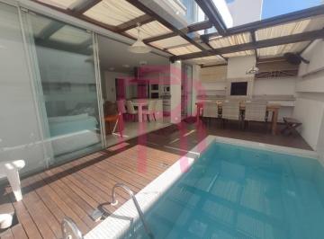 Casa · 228m² · 3 Quartos · 2 Vagas · Sobrado tríplex para locação anual no Centro de Balneário Camboriú
