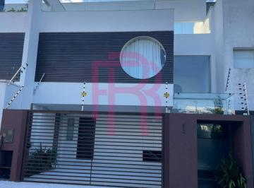 Casa · 228m² · 3 Quartos · 2 Vagas · Sobrado tríplex para locação anual no Centro de Balneário Camboriú