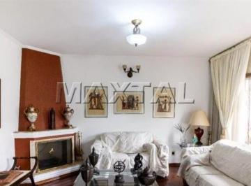 Casa · 243m² · 5 Quartos · 4 Vagas · Casa térrea no Parque Novo Mundo. Com 5 suítes, 4 vagas de garagem, lareira e edícula.
