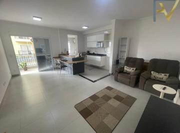 Foto 04 · Amplo apartamento terreo com 2 quartos, sendo 1 suíte, varanda grill, cozinha em formato de ilha, 2