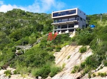 Casa · 2035m² · 2 Quartos · Casa triplex com vista e saída para o mar