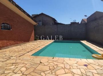 Foto · Casa à venda com cômodos amplos por R$680mil