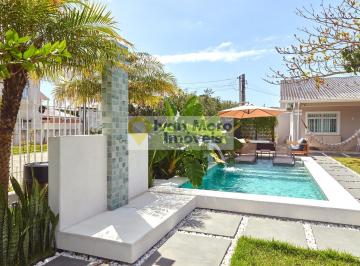 Casa · 150m² · 3 Quartos · 3 Vagas · Casa com Piscina Aquecida e Jacuzzi em Daniela - temporada