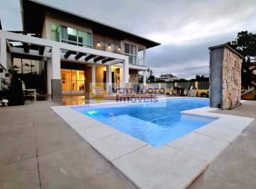 Casa · 350m² · 7 Quartos · 4 Vagas · Casa com Piscina em Daniela - temporada - Florianópolis – SC