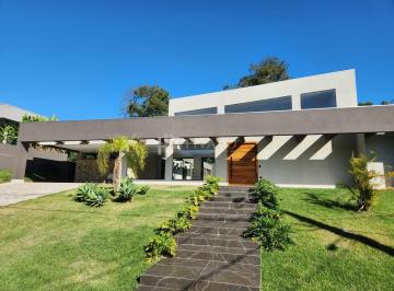 Casa · 320m² · 3 Quartos · TERRAS DE CANAÃ