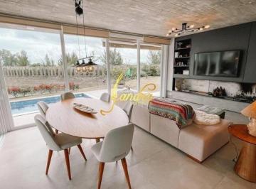 Casa · 300m² · 3 Quartos · 2 Vagas · Casa térrea com 3 suítes e beira de lago com piscina