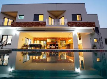 Piscina · Casa Moderna Com Integração da Natureza