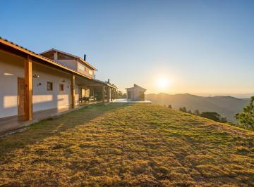 Casa · 222m² · 4 Quartos · 4 Vagas · Casa com 4 quartos em condomínio em Pedro do Rio, Petrópolis.