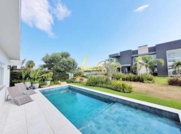 Casa · 210m² · 4 Quartos · 2 Vagas · Casa térrea no Enseada com piscina aquecida e 4 suítes