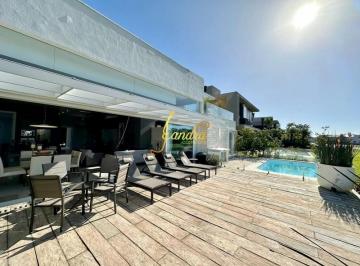 Casa · 328m² · 5 Quartos · 2 Vagas · Sobrado em condomínio com piscina com 05 suítes