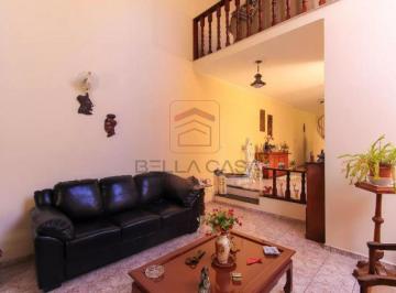 Casa · 230m² · 3 Quartos · 4 Vagas · Sobrado a venda com quintal, 3 quartos e lavabo.