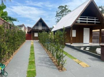 e4cb69cd73568fe654bcda15ff38ff684422a69c · Casa estilo chalé em condomínio fechado - Caraguatatuba
