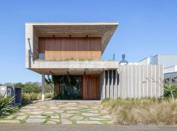 Casa · 368m² · 4 Quartos · 4 Vagas · Magnifíca casa no Reserva das Águas em Torres RS