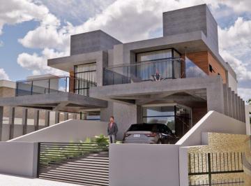 2 · Casa Residencial de 3 dorms no bairro Campeche