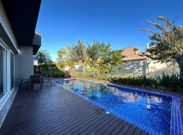 Casa · 210m² · 3 Quartos · 2 Vagas · Belíssima Residência no Condomínio Enseada! Finamente mobiliada e decorada