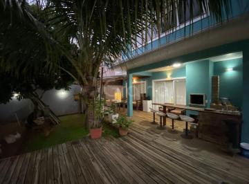 17 JARDIM · Casa Residencial de 173 m² com 4 quartos sendo 1 suíte no Carianos