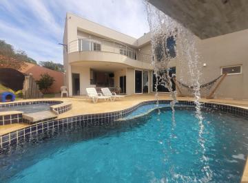 piscina iluminada e cascata · Casa alto padrão dentro da cidade