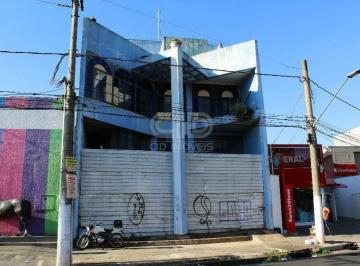Fachada do imóvel · Prédio com 3 pavimentos em frente a Praça 8 de Abril