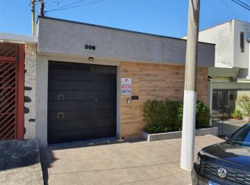 Casa · 225m² · 3 Quartos · 2 Vagas · Casa com Espaço Gourmet e 3 suítes.