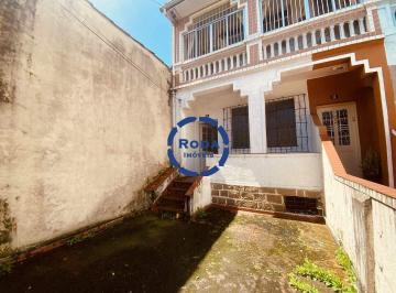 Casa · 240m² · 2 Quartos · 1 Vaga · Casa Térrea no Gonzaga, Santos: Ampla, com Quintal e Potencial de Valorização!