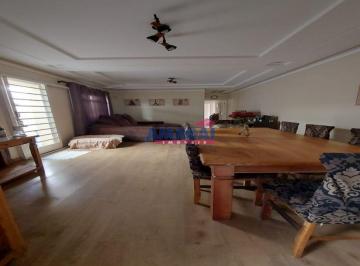 Casa · 139m² · 4 Quartos · 2 Vagas · Imóvel amplo para venda no centro de Jacarei